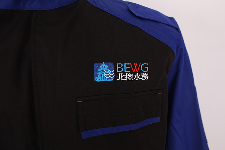 左胸LOGO刺繡平貼兜帶兜蓋有配色，易撕拉部位都采用打結加固